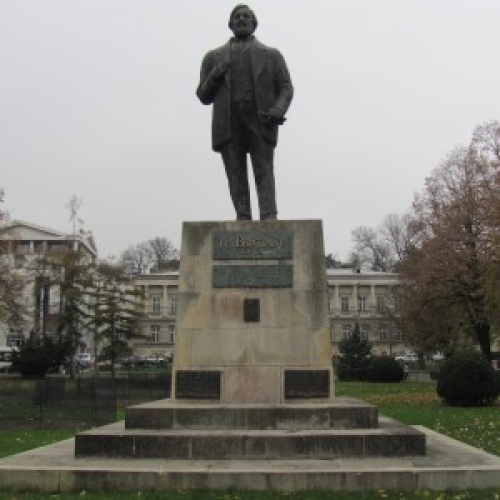 Statuia Lui I.C. Bratianu Din Pitesti poza
